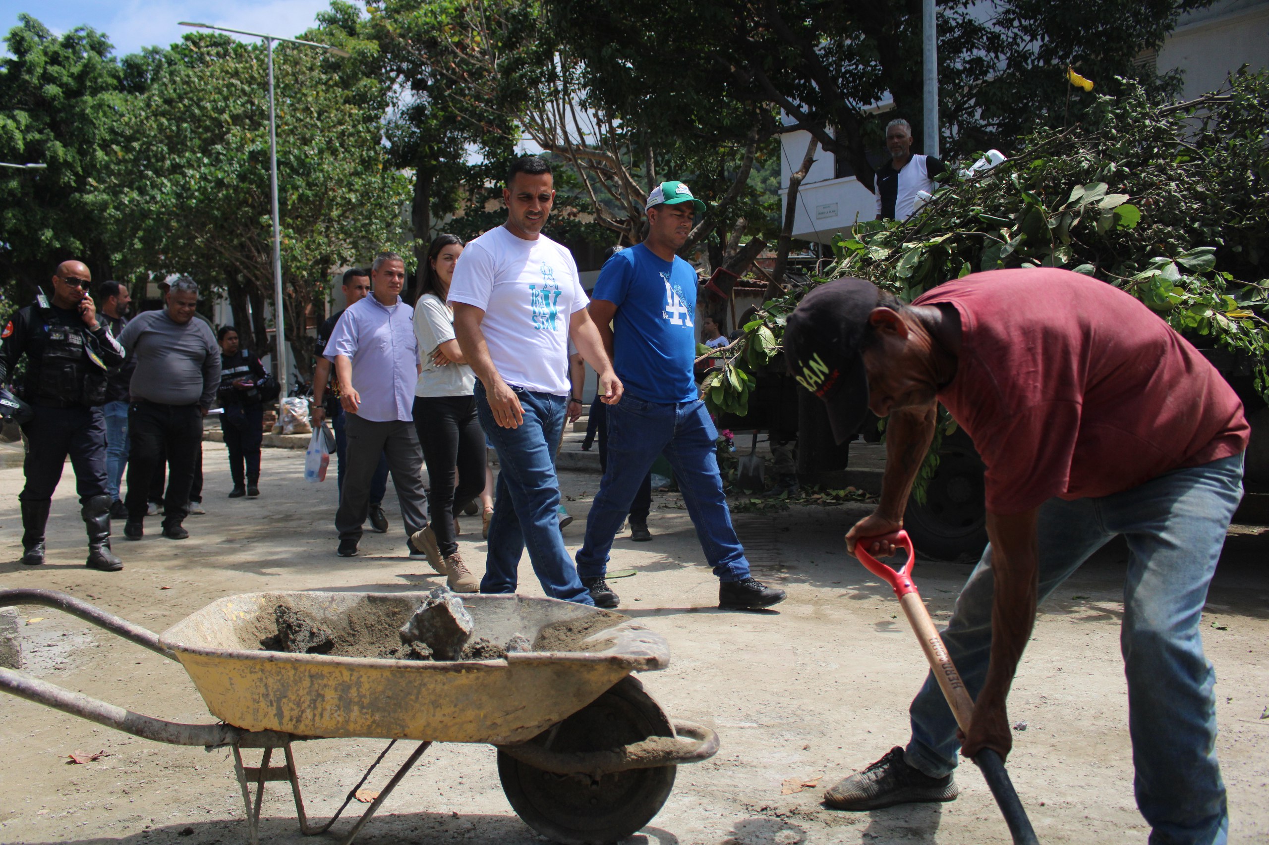 Terán supervisa avances en rehabilitación del Paseo de Macuto
